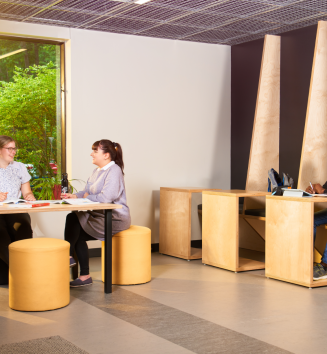 Étudiants en salon